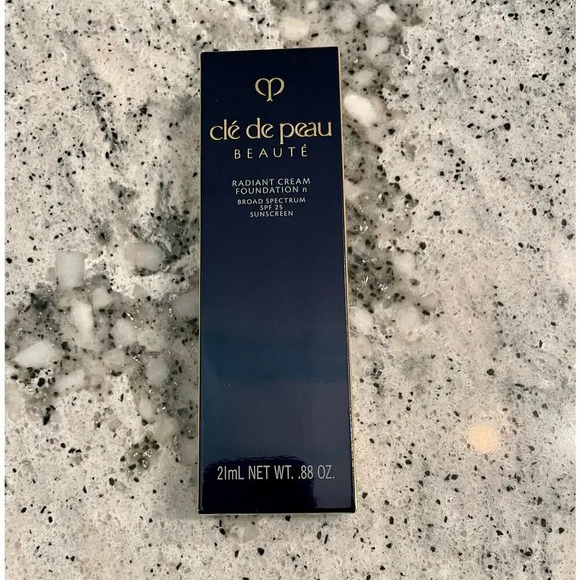 Cle de Peau Beaute Radiant Cream Foundation O90 Very Deep Ocher 21ml 0.88 oz - Picture 5 of 10